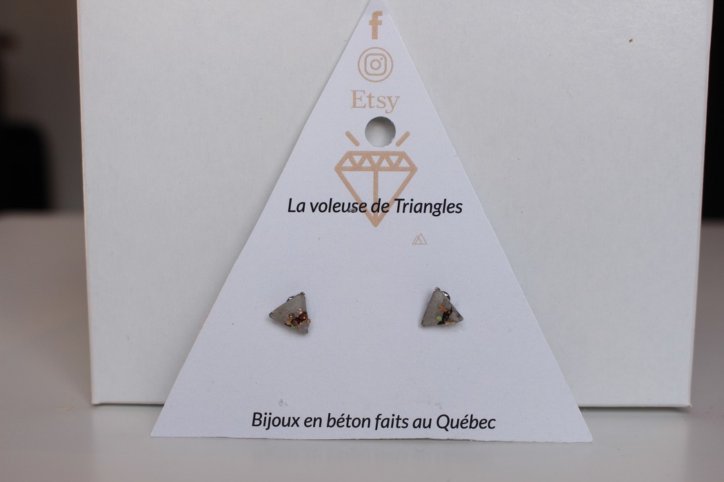 BOUCLES D'OREILLES 6MM - TRIANGLE NOIR ET OR