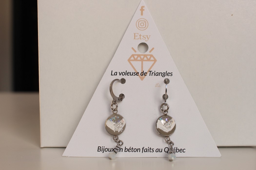 BOUCLES D'OREILLES BLANCHES ET ARGENTS AV BILLES