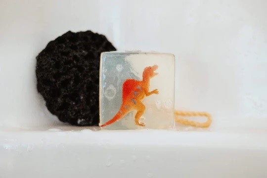 Savon avec figurine de dinosaure