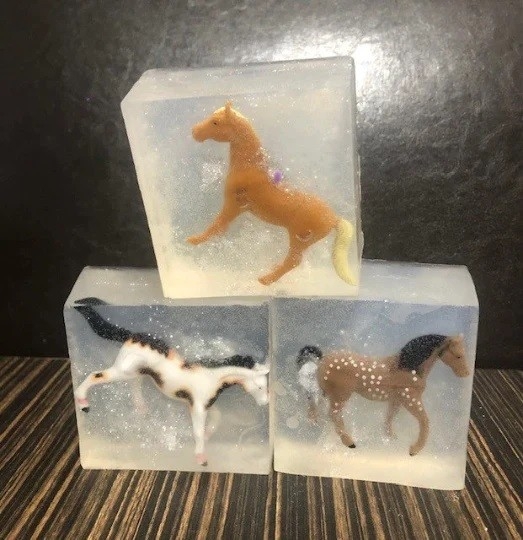 Savon avec figurine de cheval