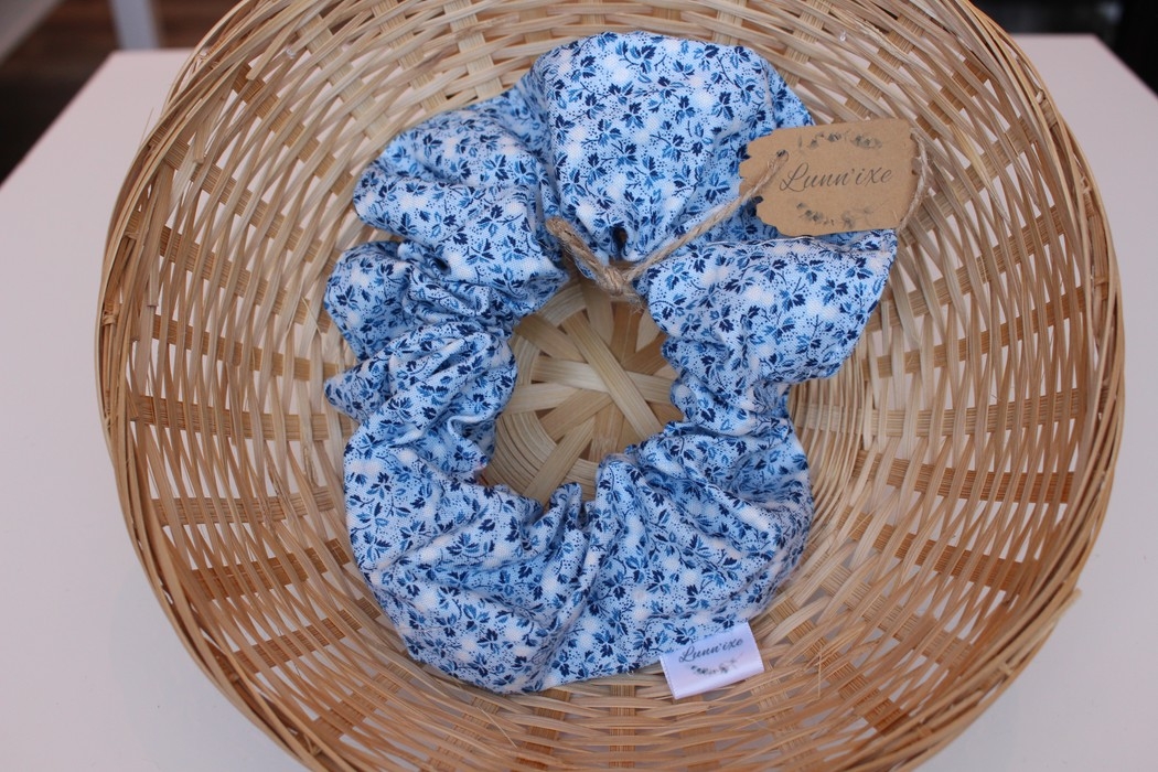 Chouchou - Fleur fond bleu