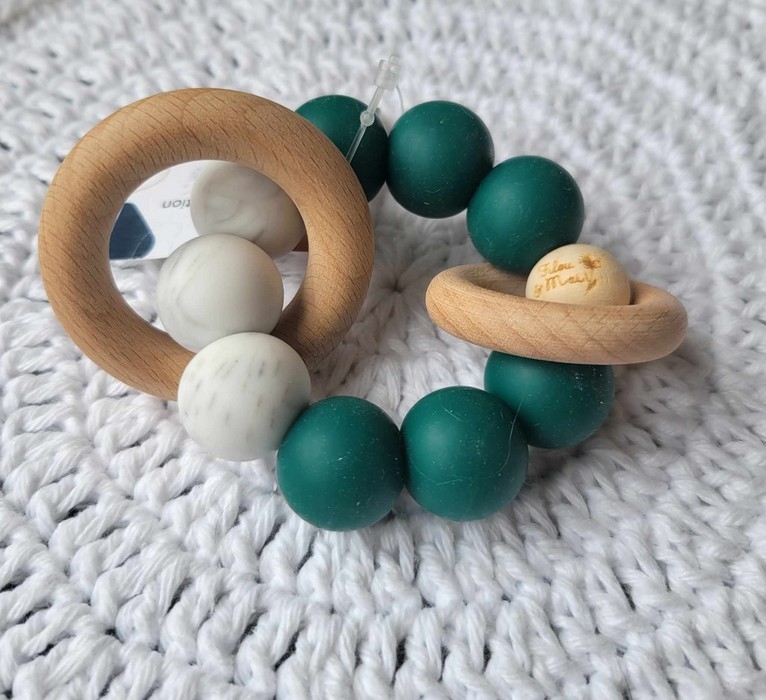 Anneaux de dentiton - Vert et blanc avec anneaux en bois